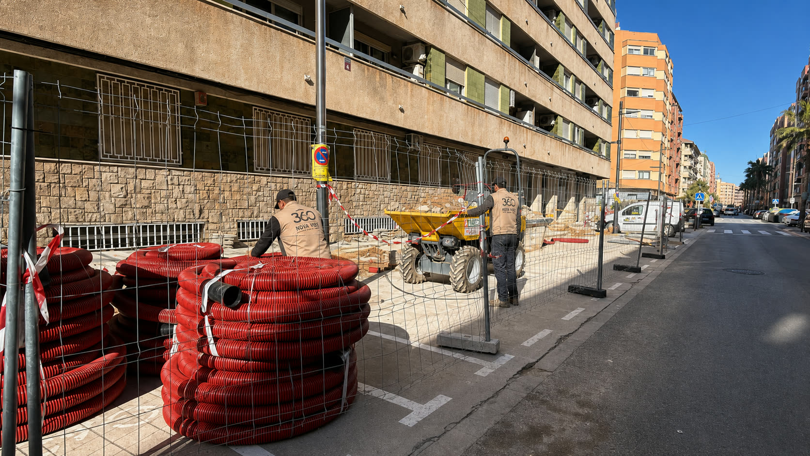 Operarios de Novavibe 360 con chaleco corporativo durante una canalización en vía urbana