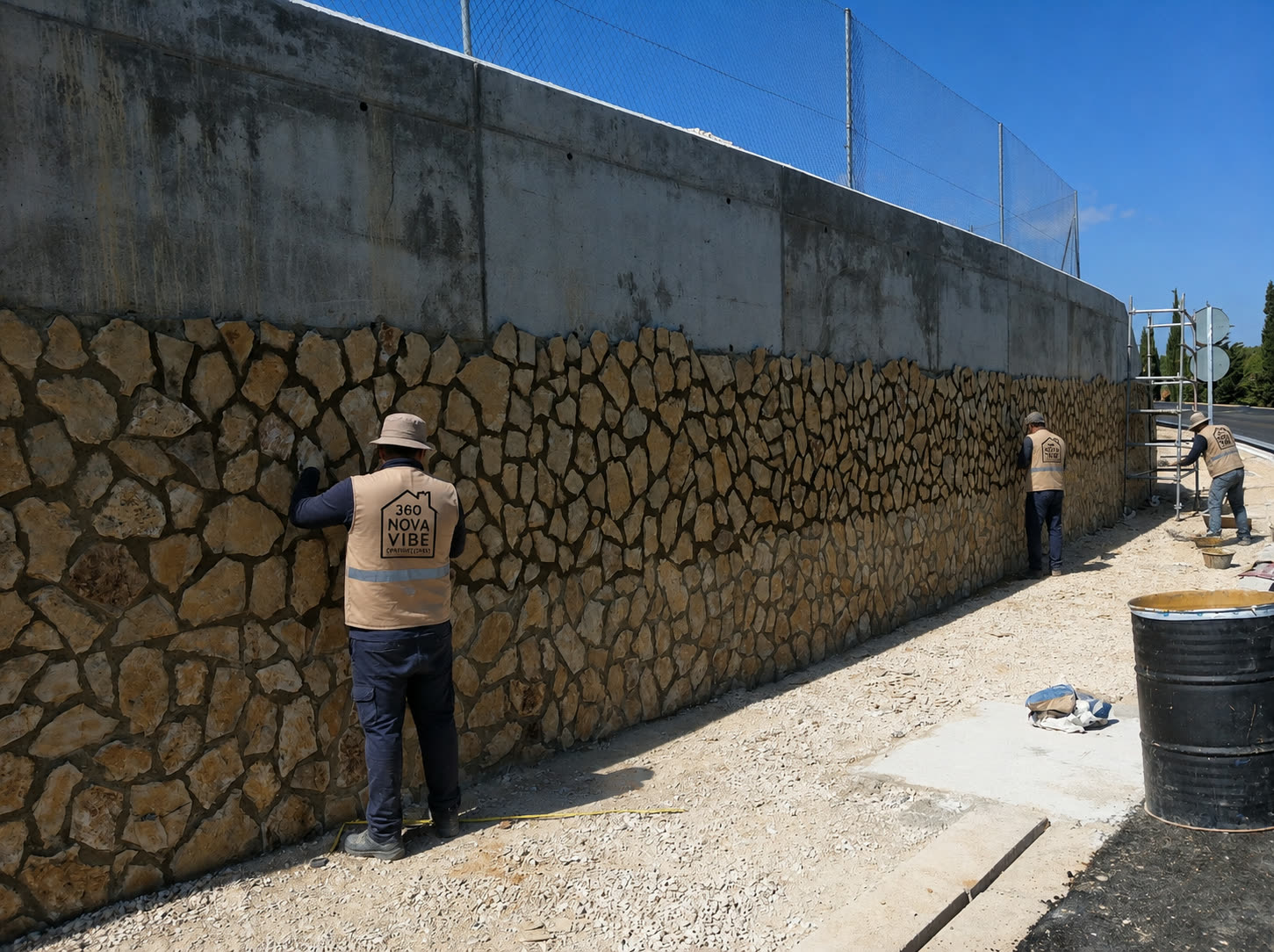 Equipo de Novavibe 360 colocando revestimiento de piedra sobre un muro de hormigón